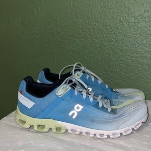 Onrunning on running shoes • cloud flow